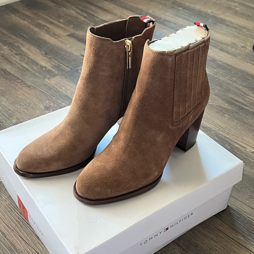 Tommy Hilfiger size 6.5 brown suede ankle boot.